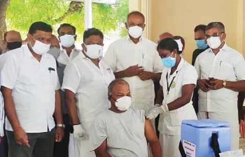 ராதாபுரம் தொகுதி வடக்கன்குளம் பகுதியில் கரோனா தடுப்பூசி முகாமை தமிழக சட்டப் பேரவை தலைவர் மு. அப்பாவு தொடங்கி வைத்தார்.