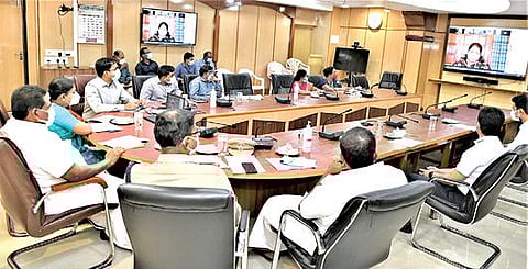 தூத்துக்குடியில் கரோனா தடுப்பு நடவடிக்கைகளை தீவிரப்படுத்துவது தொடர்பாக அமைச்சர்கள், சட்டப்பேரவை உறுப்பினர்கள், உள்ளாட்சி பிரதிநிதிகளிடம் சென்னையில் இருந்து காணொலி மூலம் கனிமொழி எம்.பி. ஆலோசனை நடத்தினார்.