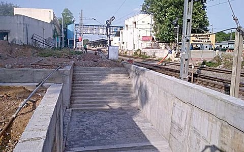 திருவள்ளூர் ரயில் நிலையத்தில் - மந்தகதியில் நடைபெறும் சுரங்கப்பாதை பணி : விரைந்து முடிக்க பயணிகள் கோரிக்கை