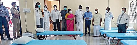 செங்கல்பட்டு அரசு மருத்துவமனையில் 100 ஆக்சிஜன் படுக்கை வசதியை, ஊரகத் தொழிற்துறை அமைச்சர் தா.மோ.அன்பரசன் நேற்று தொடங்கி வைத்தார். மாவட்ட ஊரக வளர்ச்சி முகமைத் திட்ட இயக்குநர் செல்வகுமார், செங்கல்பட்டு அரசு மருத்துவக் கல்லூரி முதல்வர் முத்துகுமரன், இணை இயக்குநர் (சுகாதாரப் பணிகள் - பொறுப்பு) குருநாதன் உள்ளிட்டோர் உடனிருந்தனர்.