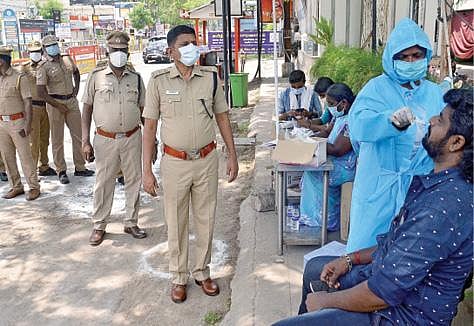 திருநெல்வேலியில் ஊரடங்கை மீறி தேவையின்றி வெளியில் சுற்றியநபர்களுக்கு, மாநகர காவல் துணை ஆணையர் சீனிவாசன் அறிவுறுத்தலின்பேரில் கரோனா பரிசோதனை மேற்கொள்ளப்பட்டது.படம்: மு.லெட்சுமி அருண்