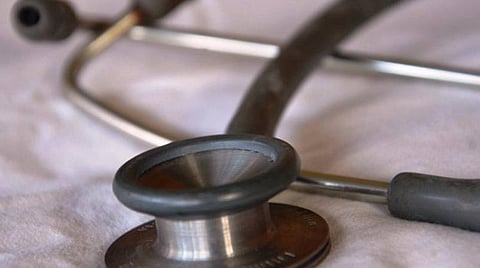 வெளிநாட்டில் மருத்துவம் படித்தவர்களுக்கான ஓராண்டு பயிற்சி; ரூ.6 லட்சம் கட்டணம் செலுத்த முடியாமல் மருத்துவ மாணவர்கள் தவிப்பு: அரசு மருத்துவ கல்லூரி மருத்துவமனைகளுக்கு பயிற்சி மாற்றப்பட்டதால் சிக்கல்