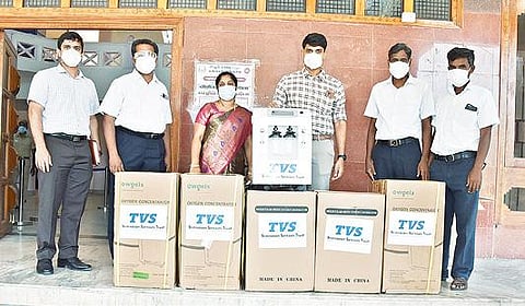 தன்னார்வ அமைப்புகள் சார்பில் திருவண்ணாமலை மாவட்ட ஆட்சியர் சந்தீப் நந்தூரியிடம் ஆக்சிஜன் செறிவூட்டிகள் ஒப்படைக்கப்பட்டன.