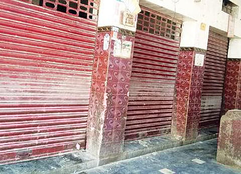 ஆம்பூர் பஜார் பகுதியில் ‘சீல்’ வைக்கப்பட்ட இறைச்சி கடைகள். அடுத்த படம்: ஆம்பூரில் தடையை மீறி இறைச்சி விற்பனை செய்த கடையிலிருந்து பறிமுதல் செய்யப்பட்ட கோழிகள்.