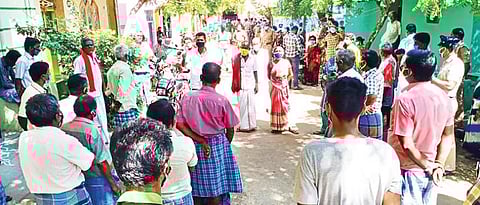 சங்கரன்கோவிலில் கஞ்சித்தொட்டி திறப்பு போராட்டத்துக்கு திரண்ட சிஐடியு தொழிற்சங்கத்தினரிடம் போலீஸார் பேச்சுவார்த்தை நடத்தினர்.