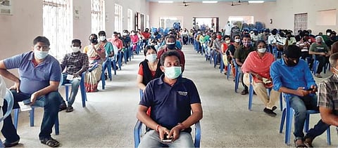 திருநெல்வேலி என்ஜிஓ காலனியில் நடைபெற்ற சிறப்பு முகாமில் தடுப்பூசி செலுத்திக்கொள்ள காத்திருந்த மக்கள்.