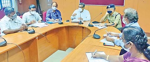 தளர்வில்லா முழு ஊரடங்கை மேலும் ஒருவாரத்துக்கு அமல்படுத்துவது தொடர்பாக சேலம் ஆட்சியர் அலுவலகத்தில் ஆலோசனைக் கூட்டம் நடந்தது. இதில், ஆட்சியர் கார்மேகம் பேசினார்.