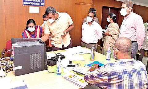 நாமக்கல் மாவட்ட ஆட்சியர் அலுவலகத்தில் அமைக்கப்பட்டுள்ள கட்டுப்பாட்டு அறைக்கு வரும் அழைப்புகள் குறித்த பதிவுகளை மாநில ஒருங்கிணைப்பாளர் டாக்டர் தரேஸ் அகமது ஆய்வு செய்தார்.
