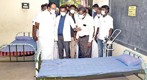திருச்சுழி அருகே வீரசோழனில் 100 படுக்கைகளுடன் கூடிய கரோனா சிறப்பு சிகிச்சை மையத்தைப் பார்வையிட்ட அமைச்சர் தங்கம் தென்னரசு.