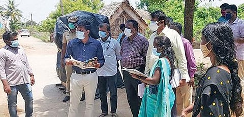 திருநாவலூரில் வீடு வீடாக சென்று களப்பணியில் ஈடுபட்டுள்ள பணியாளர்களிடம் ஆட்சியர் கிரண்குராலா ஆய்வு மேற்கொண்டார்.