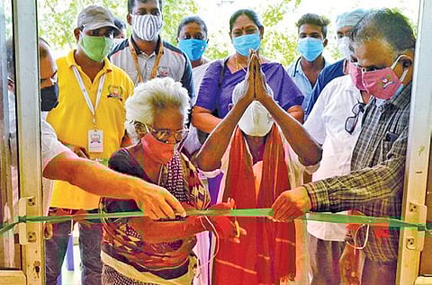 கோவளம் கிராமத்தில் கரோனா தடுப்பூசி முகாமை மூத்த குடிமக்கள் தொடங்கி வைத்தனர்.