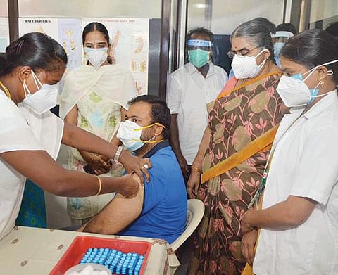 ஈரோடு சக்திமசாலா நிறுவனம் மற்றும் சக்திதேவி அறக்கட்டளையின் சார்பில், 18 வயதுமுதல் 44 வயதினருக்கான கரோனா தடுப்பூசி சிறப்பு முகாம் நடந்தது.