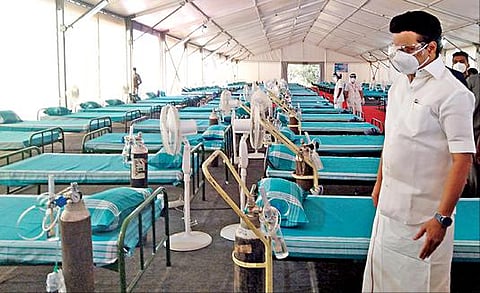 பெருந்துறை அரசு மருத்துவமனையில் ஆக்சிஜன் வசதியுடன் கூடிய 300 படுக்கை வசதிகள் கொண்ட வளாகத்தை முதல்வர் மு.க.ஸ்டாலின் பார்வையிட்டு ஆய்வு செய்தார்.