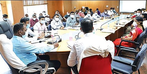 கரோனா தடுப்பு நடவடிக்கைகள் மேலும் தீவிரப்படுத்தப்படும் : திருப்பூர் மாவட்ட ஆய்வுக் கூட்டத்தில் முடிவு