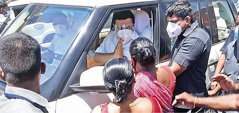 முதல்வரை சந்தித்து மனு அளித்த பெண்கள். படம்: ஜெ.மனோகரன்