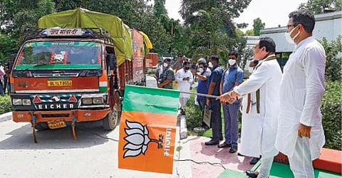 மத்தியில் பிரதமர் நரேந்திர மோடி தலைமையில் பாஜக ஆட்சி அமைந்து நேற்றுடன் 7-வது ஆண்டு நிறைவடைந்தது. இதனையொட்டி, கரோனா நிவாரணப் பொருட்களை மற்ற மாநிலங்களுக்கு கொண்டு செல்லும் வாகனங்களை பாஜக தேசியத் தலைவர் ஜே.பி. நட்டா டெல்லியில் நேற்று கொடியசைத்து தொடங்கி வைத்தார்.படம்: பிடிஐ
