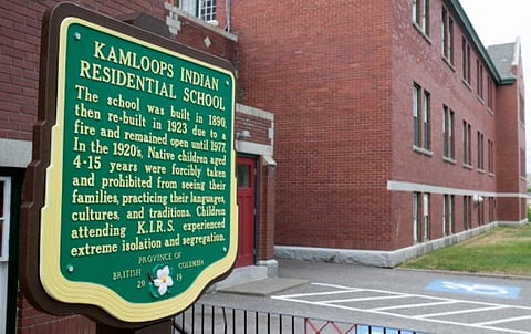 கனடா பழங்குடியின பள்ளியில் 215 குழந்தைகளின் எலும்பு கூடுகள் கண்டுபிடிப்பு: இனப் படுகொலை என குற்றச்சாட்டு