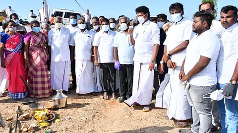 காட்டாற்றில் தூர்வாரும் பணி: அமைச்சர் அன்பில் மகேஸ் பொய்யாமொழி தொடங்கி வைத்தார்