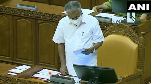 கேரள முதல்வர் பினராயி விஜயன் தீர்மானத்தை அறிமுகம் செய்த காட்சி | படம்: ஏஎன்ஐ.