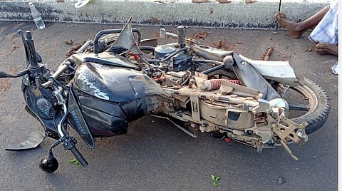 கும்பகோணம் அருகே இருசக்கர வாகனம் மீது கார் மோதல்: கணவன் - மனைவி பலி