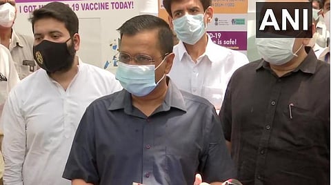 டெல்லி முதல்வர் அரவிந்த் கேஜ்ரிவால் பத்திரிகையாளர்களுக்கான தடுப்பூசி மையத்தைத் திறந்து வைத்தபின் பேட்டி அளித்த காட்சி | படம்: ஏஎன்ஐ.