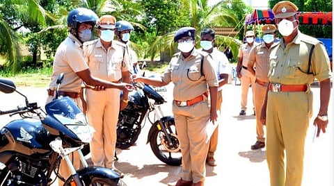 திண்டுக்கல்லில் கூடுதல் கண்காணிப்பு பணிக்காக 17 இருச்சக்கர வாகனங்கள்: எஸ்.பி., ரவளிபிரியா வழங்கினார்