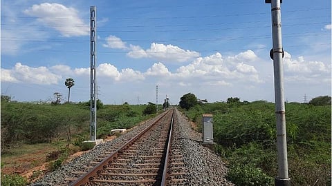 காரைக்குடி ரயில்வே மின்பாதைக்காக ஊன்றப்பட்டுள்ள கம்பங்கள்.