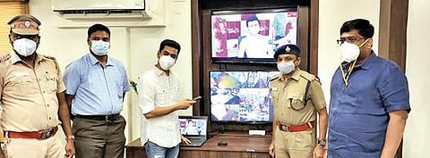 ராணிப்பேட்டை மாவட்ட காவல் கண்காணிப்பாளர் டாக்டர் சிவகுமார் எழுதியுள்ள கரோனா தடுப்பூசி குறித்த விழிப்புணர்வு பாடலை பிரபல பாடகர் கிரிஷ் வெளியிட்டார்.