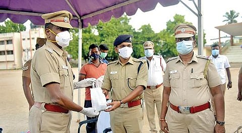 வேலூர் நேதாஜி விளையாட்டு மைதானத்தில் காவல் துறையினருக்கு முகக்கவசம், கையுறை, கை சுத்திகரிப்பான் உள்ளிட்ட கரோனா பாதுகாப்பு உபகரணங்களை வழங்கிய மாவட்ட காவல் கண்காணிப்பாளர் செல்வகுமார்.படம்: வி.எம்.மணிநாதன்.