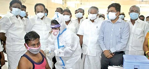 பாளையங்கோட்டையில் நடைபெற்ற கரோனா தடுப்பூசி முகாமை அமைச்சர் தங்கம் தென்னரசு தொடங்கி வைத்தார். உடன் திருநெல்வேலி மாவட்ட ஆட்சியர் விஷ்ணு, ஞானதிரவியம் எம்பி, அப்துல் வகாப் எம்எல்ஏ. படம்:மு.லெட்சுமி அருண்