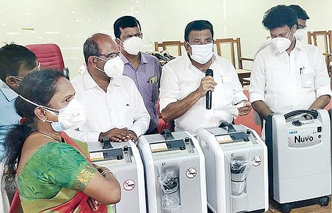 திருச்சி அரசு மருத்துவமனைக்கு நேற்று ஆக்சிஜன் செறிவூட்டிகள் வழங்கிய அமைச்சர்கள் கே.என்.நேரு, அன்பில் மகேஸ் பொய்யாமொழி. உடன் மாவட்ட ஆட்சியர் சு.சிவராசு உள்ளிட்டோர்.படம்: ஜி.ஞானவேல்முருகன்