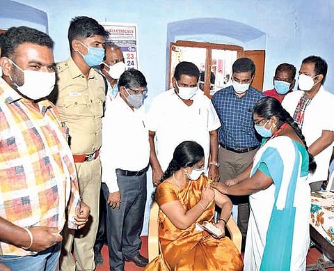 தூத்துக்குடி மாவட்டம் பரமன்குறிச்சியில் நடைபெற்ற கரோனா தடுப்பூசி முகாமை அமைச்சர் அனிதா ஆர்.ராதாகிருஷ்ணன் தொடங்கி வைத்தார்.