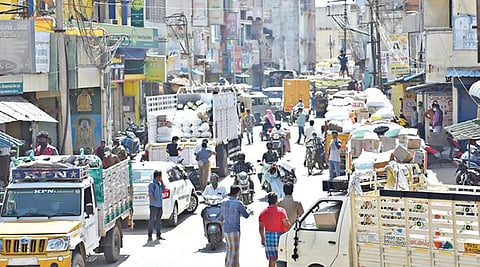 சேலம் செவ்வாய்பேட்டை பகுதியில் உள்ள மளிகை பொருட்கள் மொத்த விற்பனை கடைகள் நேற்று காலை திறக்கப்பட்டதை தொடர்ந்து, வழக்கமான நாட்களைபோல அங்கு பரபரப்பு நிலவியது. படம்: எஸ்.குரு பிரசாத்