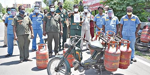 தங்களை முன்களப் பணியாளர்களாக அறிவிக்கக் கோரி சேலம் ஆட்சியர் அலுவலகத்தில் மனு அளிக்க சமையல் எரிவாயு சிலிண்டருடன் வந்த எல்பிஜி சிலிண்டர் டெலிவரிமேன்ஸ் தொழிற்சங்க நிர்வாகிகள். படம்: எஸ்.குரு பிரசாத்