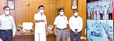 கரூர் மாவட்டம் புகழூர் டிஎன்பிஎல் நிறுவனத்தில் அமைக்கப்பட்டுள்ள கரோனா சிறப்பு சிகிச்சை மையத்தை சென்னையில் இருந்து காணொலி வாயிலாக திறந்து வைக்கிறார் முதல்வர் மு.க.ஸ்டாலின். உடன் தலைமைச் செயலர் வெ.இறையன்பு, டிஎன்பிஎல் தலைவர் மற்றும் மேலாண்மை இயக்குநர் ராஜீவ் ரஞ்சன், தொழில்துறை சிறப்புச் செயலர் அருண் ராய் ஆகியோர்.