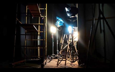 மீண்டும் படப்பிடிப்பு தொடங்க அனுமதி: மகாராஷ்டிர முதல்வருக்கு திரைப்படத் தொழிலாளர்கள் வேண்டுகோள்