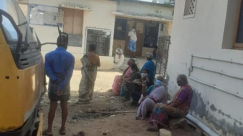 கரூர் நகராட்சியைச் சேர்ந்த கருப்பகவுண்டன்புதூர் ரேஷன் கடை முன் காத்திருந்த பொதுமக்கள்.