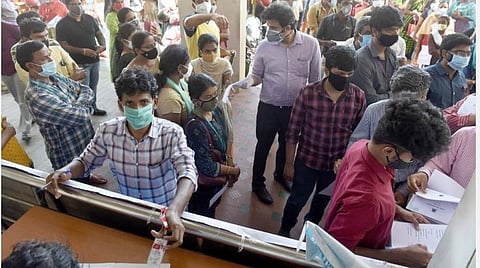 கோவை மாநகராட்சி மூலம் இன்று நடைபெற்ற சிறப்பு முகாமில் தடுப்பூசி செலுத்திக்கொள்ளக் காத்திருந்தோர் | படம்:ஜெ.மனோகரன்.