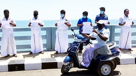 புதிய ரயில் பாலத்திற்காக பவளப்பாறைகளை சேதப்படுத்துவதா? பாம்பனில் மதிமுகவினர் ஆர்ப்பாட்டம்