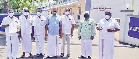 தென்காசி மாவட்ட ஆட்சியரிடம் மனு அளிக்க வந்த என்எச் 744 நஞ்சை மீட்பு மற்றும் சாலை மாற்று அமைப்பு சங்க நிர்வாகிகள்.