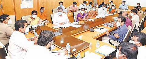 கரூர் மாவட்ட ஆட்சியர் அலுவலகத்தில் நேற்று நடைபெற்ற கரோனா தடுப்பு நடவடிக்கை தொடர்பான ஆலோசனைக் கூட்டத்தில் பேசுகிறார் மின்துறை அமைச்சர் வி.செந்தில்பாலாஜி.