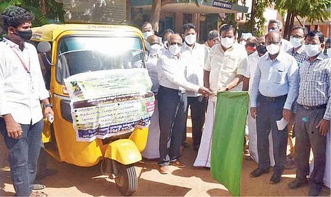 திருச்சி ஜமால் முகமது கல்லூரியில் கரோனா பரவல் தடுப்பு விழிப்புணர்வு பிரச்சார வாகனத்தை நேற்று கொடியசைத்துத் தொடங்கிவைக்கிறார் அமைச்சர் கே.என்.நேரு. உடன் மாவட்ட ஆட்சியர் சு.சிவராசு உள்ளிட்டோர்.