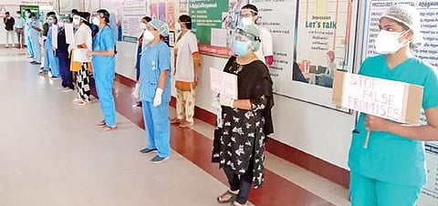 திருச்சி மகாத்மா காந்தி நினைவு அரசு மருத்துவமனையில் நேற்று கோரிக்கை அட்டை ஏந்தி போராட்டத்தில் ஈடுபட்ட பட்ட மேற்படிப்பு மருத்துவ மாணவர்கள்.