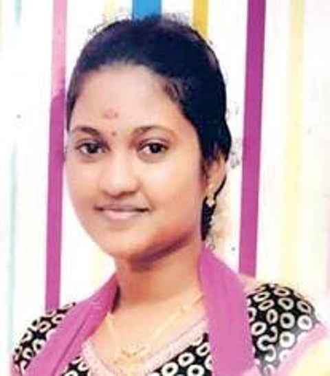 தூத்துக்குடி கிருஷ்ணராஜபுரம் பகுதியில் வீட்டு மேற்கூரையின் சிமெண்ட் பூச்சு பெயர்ந்து விழுந்ததால் வீட்டில் சிதறி கிடக்கும் பொருட்கள்.