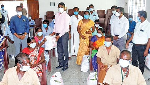 விருதுநகர் அருகே ரோசல்பட்டியில் தூய்மைக் காவலர்களுக்குப் பாதுகாப்பு மற்றும் அத்தியாவசியப் பொருட்கள் அடங்கிய பொருட்களை வழங்கிய மாவட்ட ஆட்சியர் இரா.கண்ணன்.