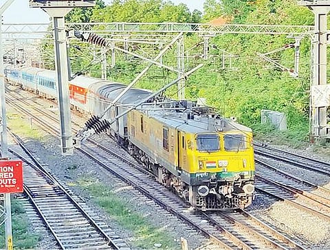 மதுரையில் இருந்து சென்னைக்கு நேற்று காலை புறப்பட்டு சென்ற வைகை எக்ஸ்பிரஸ். படம்: எஸ். கிருஷ்ணமூர்த்தி