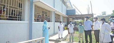 சிதம்பரம் அருகே சி.முட்லூர் அரசு கலைக் கல்லூரி கரோனா பராமரிப்பு மையத்தில் கரோனா தொற்றாளர்களிடம் ஆட்சியர் பாலசுப்ரமணியம் குறைகளை கேட்டறிந்தார்.