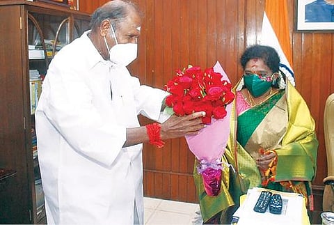 புதுச்சேரி துணைநிலை ஆளுநர் தமிழிசையை சந்தித்த முதல்வர் ரங்கசாமி, ஆளுநருக்கு பிறந்தநாள் வாழ்த்துக்களை தெரிவித்தார்.