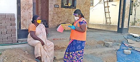 நாமக்கல் நகராட்சிக்கு உட்பட்ட நல்லிபாளையத்தில் களப்பணியாளர்கள் வீடு வீடாகச் சென்று சளி, காய்ச்சல் உள்ளதா என கணக்கெடுத்து வருகின்றனர்.