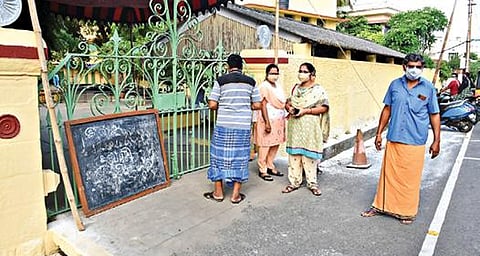 சேலம் சீரங்கபாளையம் சாரதா பால மந்திர் ஆண்கள் மெட்ரிக் மேல்நிலைப் பள்ளி தடுப்பூசி மையத்தில், ’இன்று தடுப்பூசி கிடையாது ' என்ற அறிவிப்பு பலகை வைக்கப்பட்டிருந்தது. இதனால், தடுப்பூசி போட வந்தவர்கள் ஏமாற்றம் அடைந்தனர். படம்: எஸ்.குரு பிரசாத்